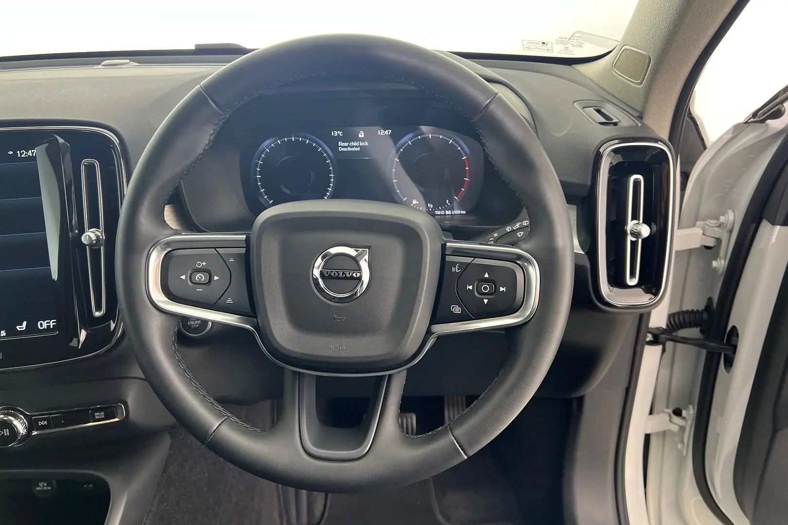 2022 Volvo XC40 Gallery Image 14