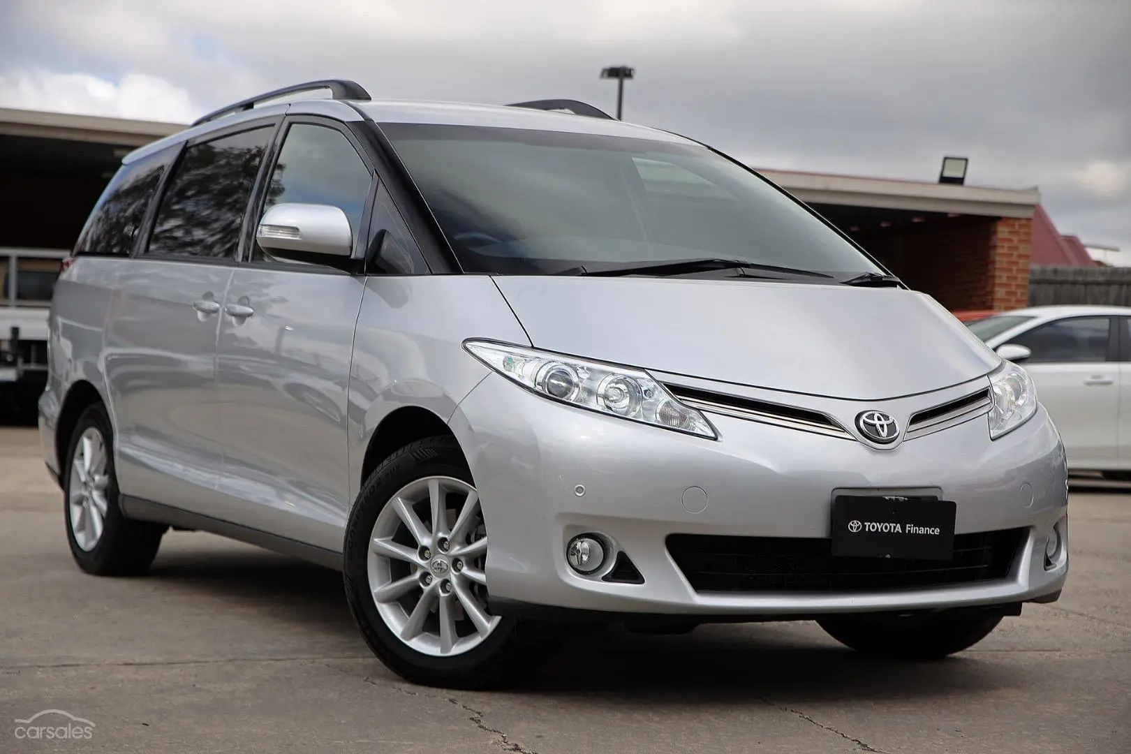 2019 Toyota Tarago Image 1