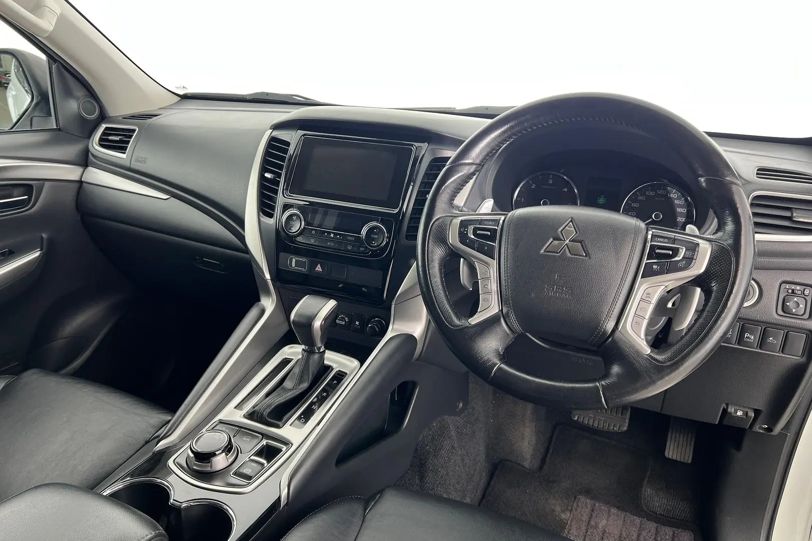 2018 Mitsubishi Pajero Sport Gallery Image 3