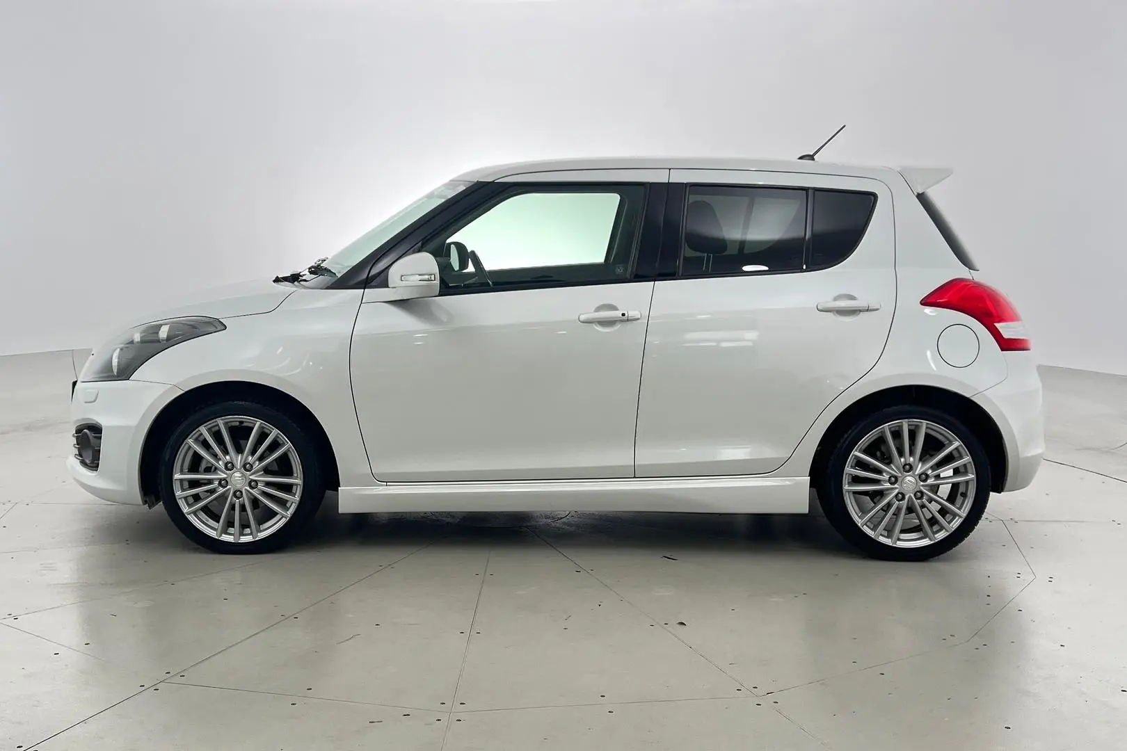 2016 Suzuki Swift Gallery Image 7