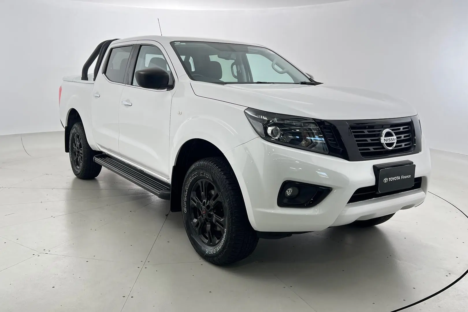 2020 Nissan Navara Gallery Image 1