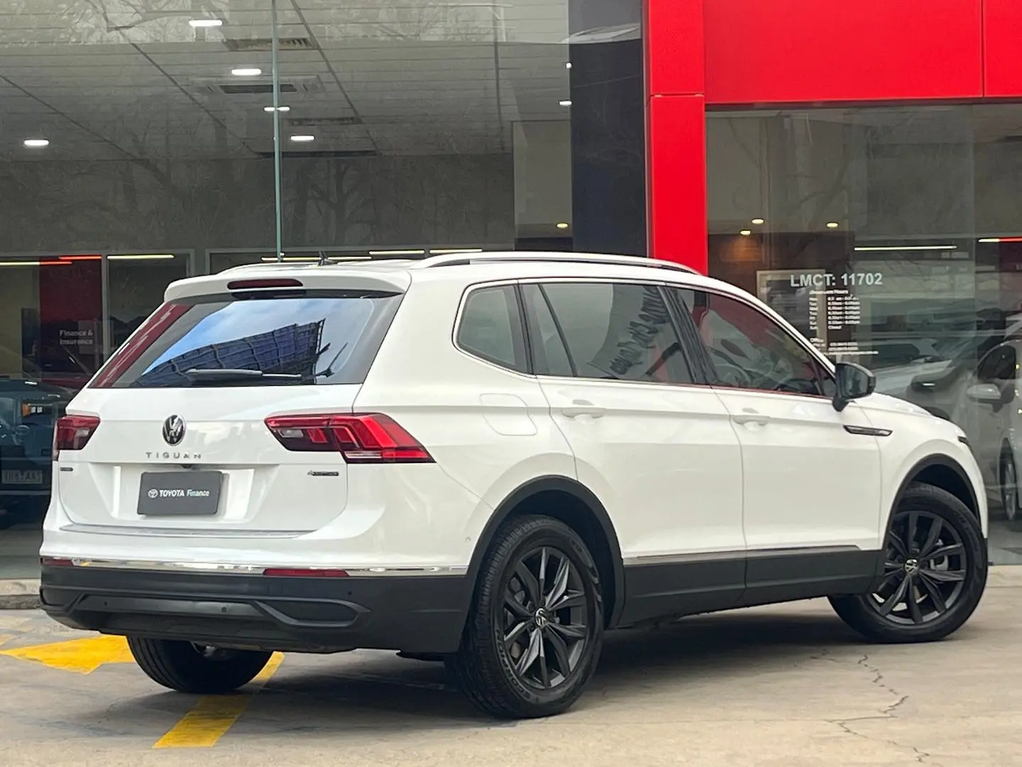 2023 Volkswagen Tiguan Gallery Image 3