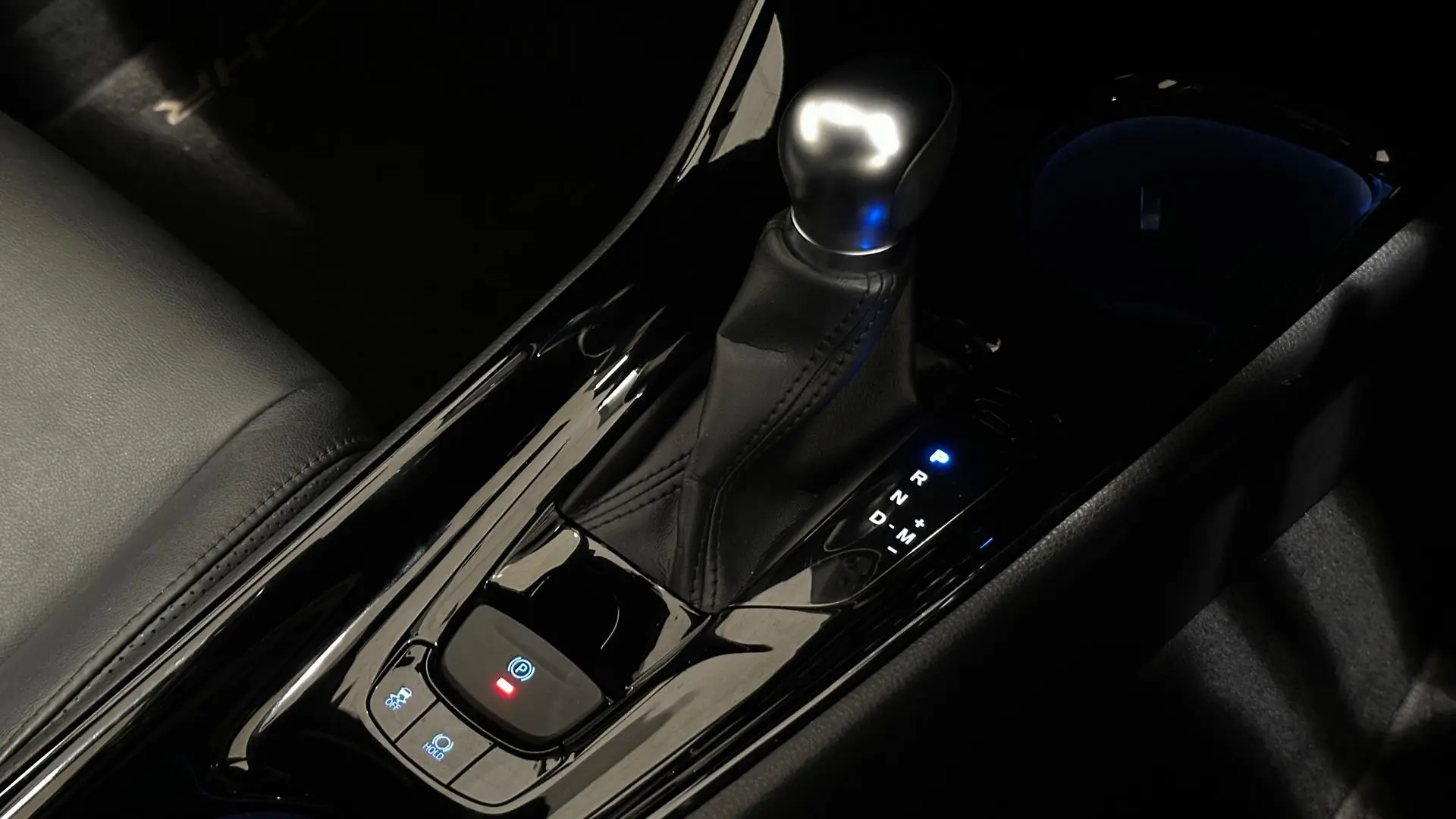 2022 Toyota C-HR Gallery Image 16