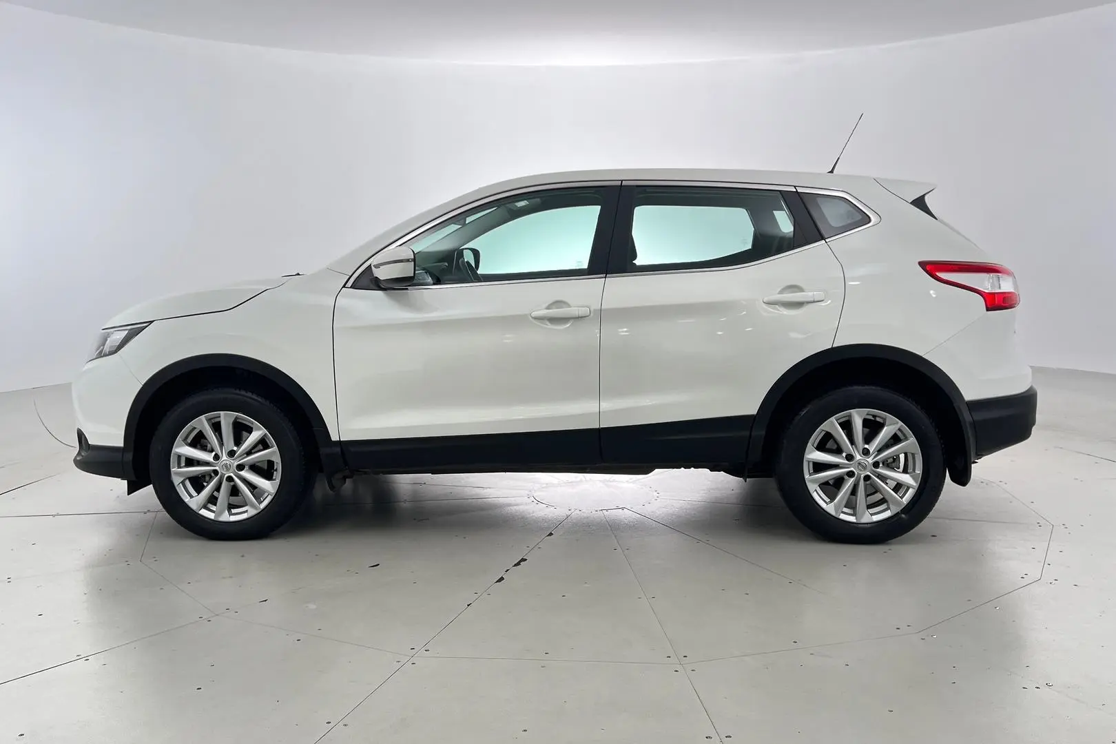 2015 Nissan QASHQAI Gallery Image 8