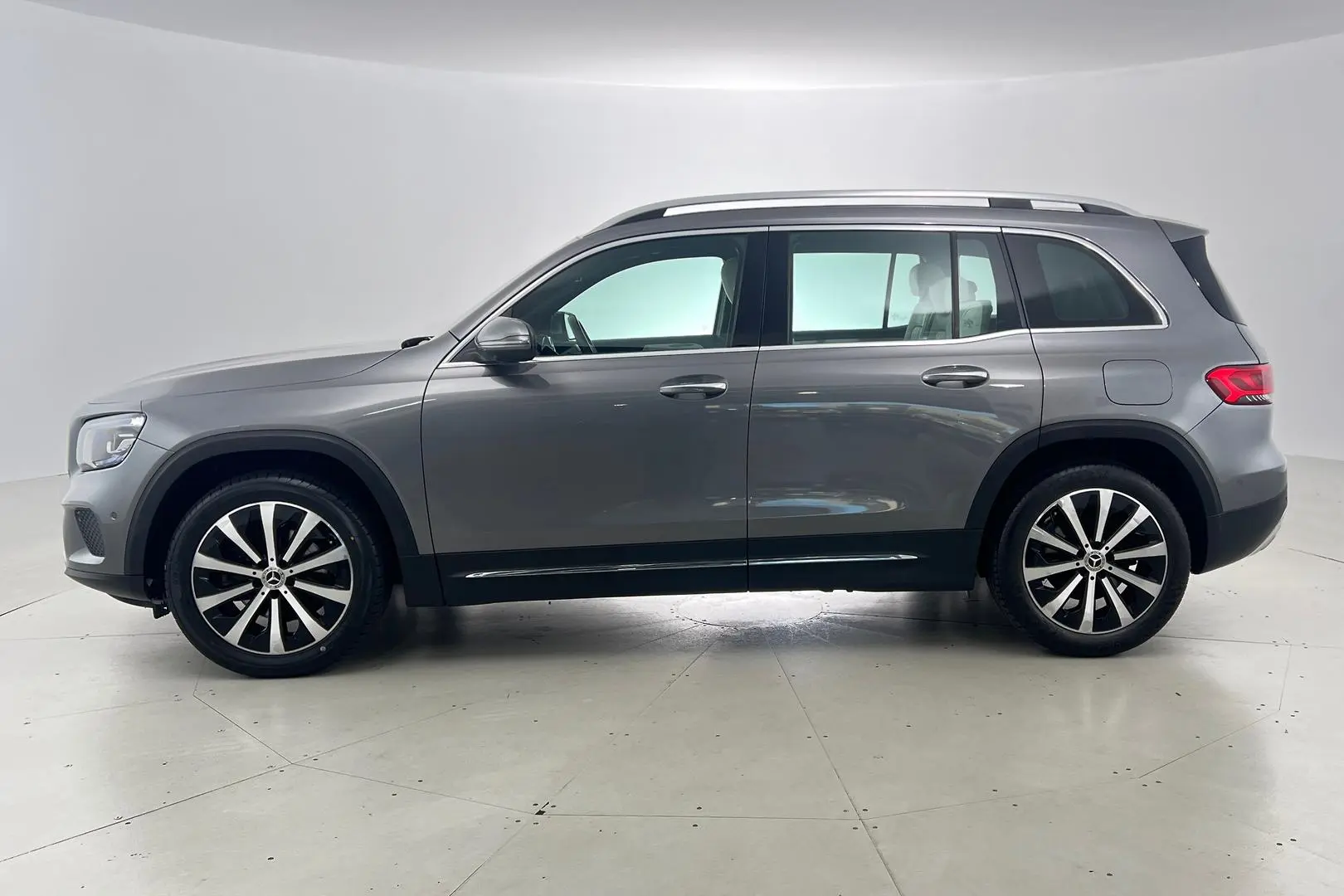 2021 Mercedes-Benz GLB-Class Gallery Image 13