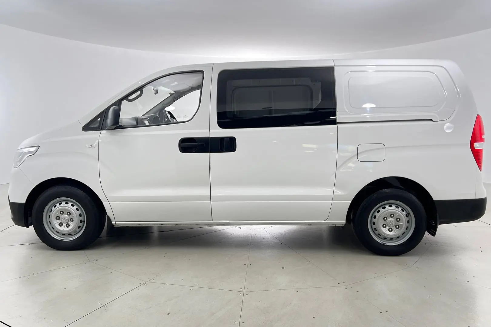 2018 Hyundai iLoad Gallery Image 8