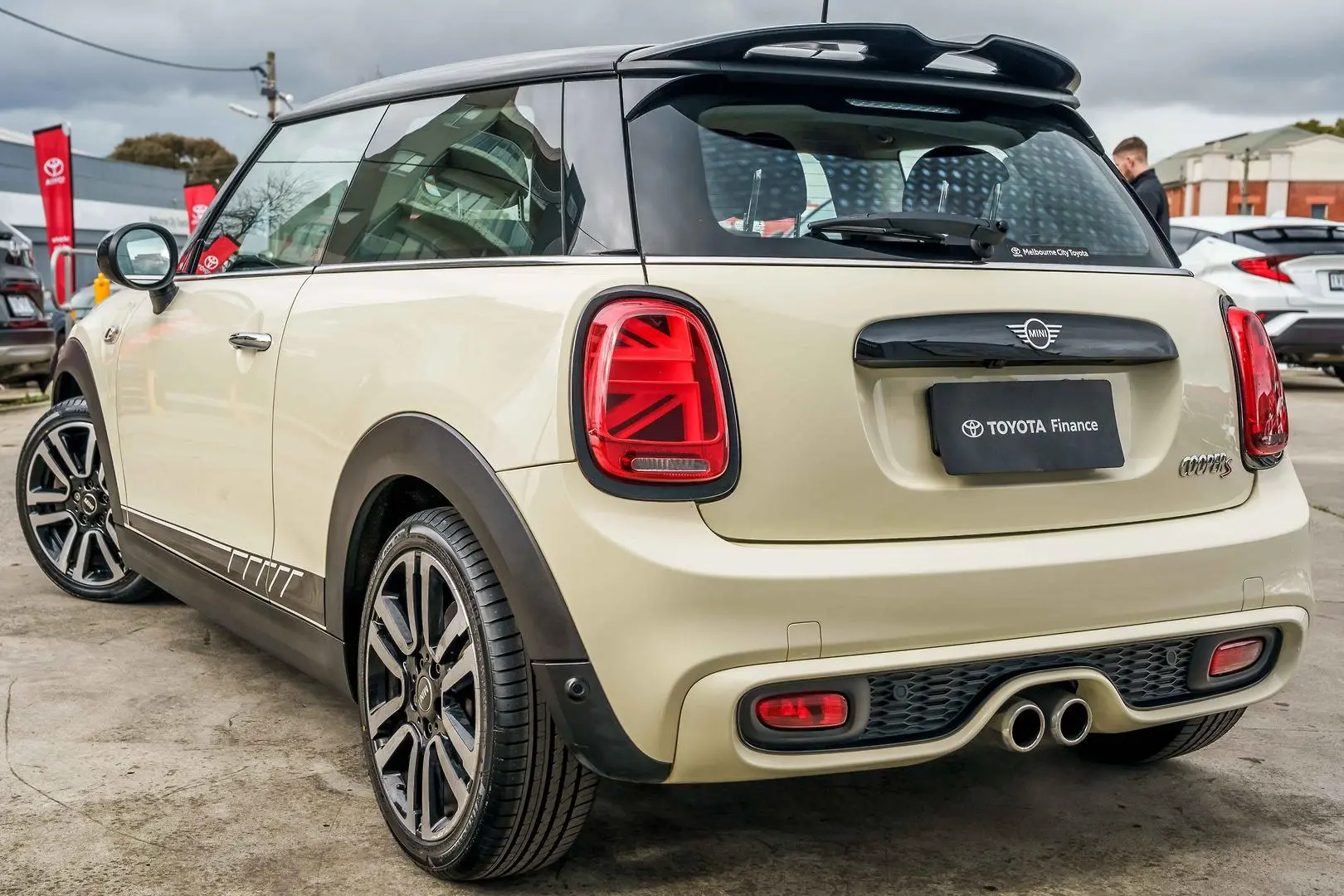 2019 MINI Hatch Gallery Image 2