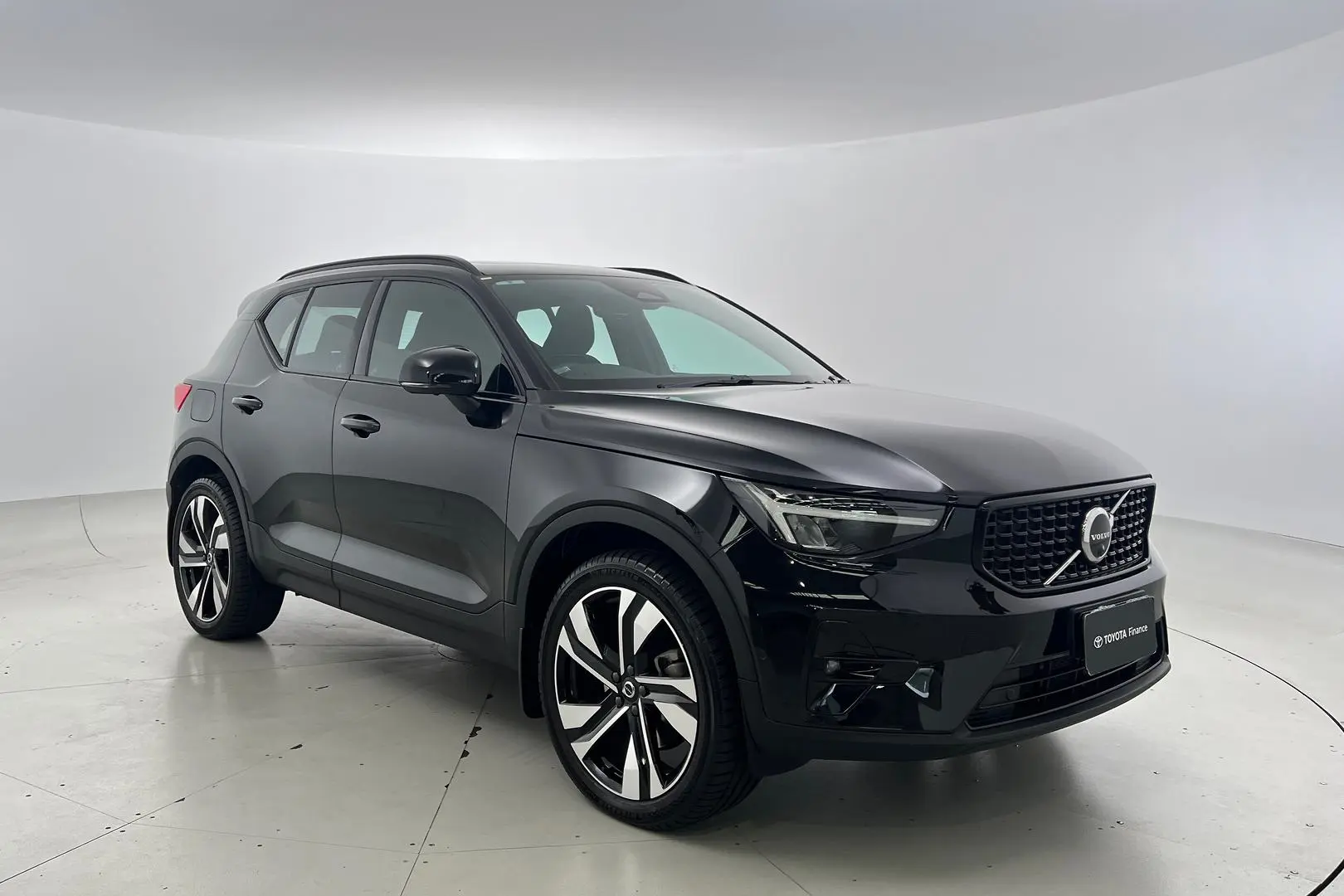2023 Volvo XC40 Gallery Image 1