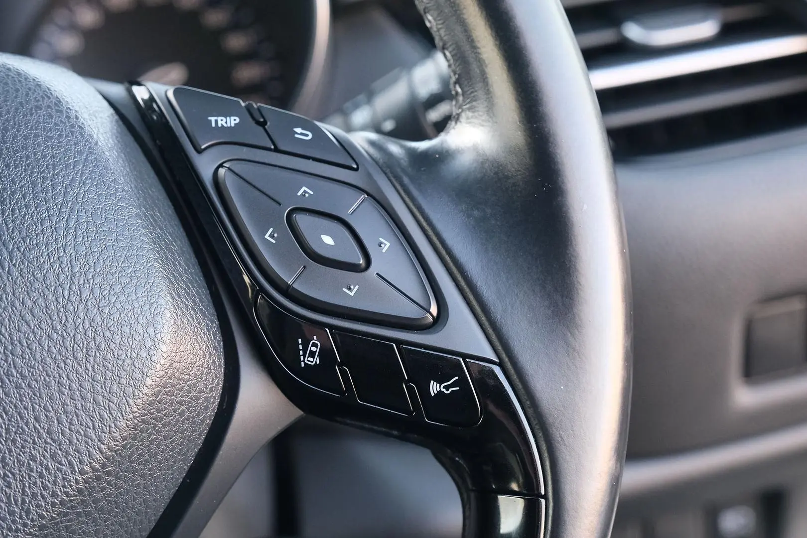 2018 Toyota C-HR Gallery Image 14