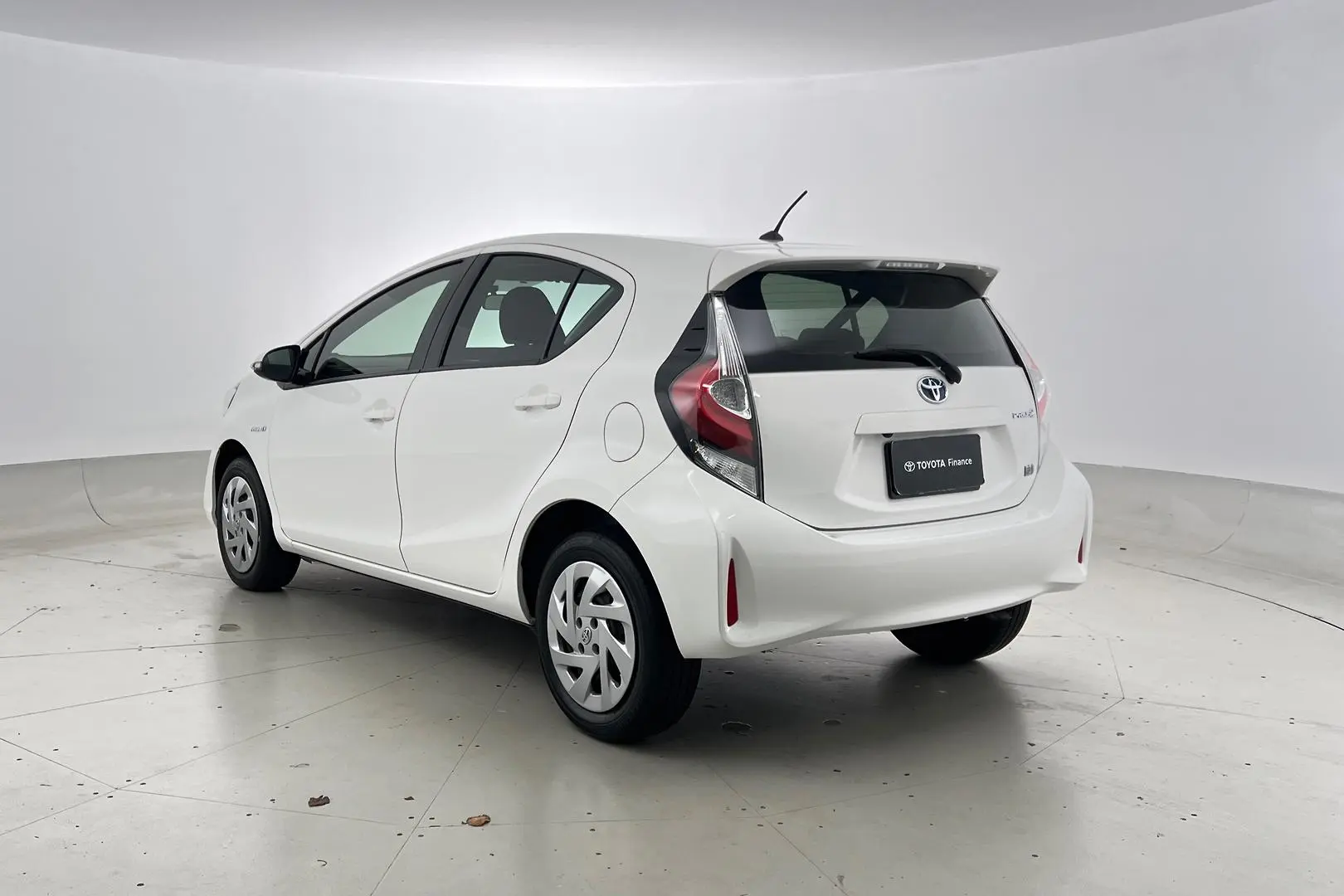 2018 Toyota Prius C Gallery Image 8