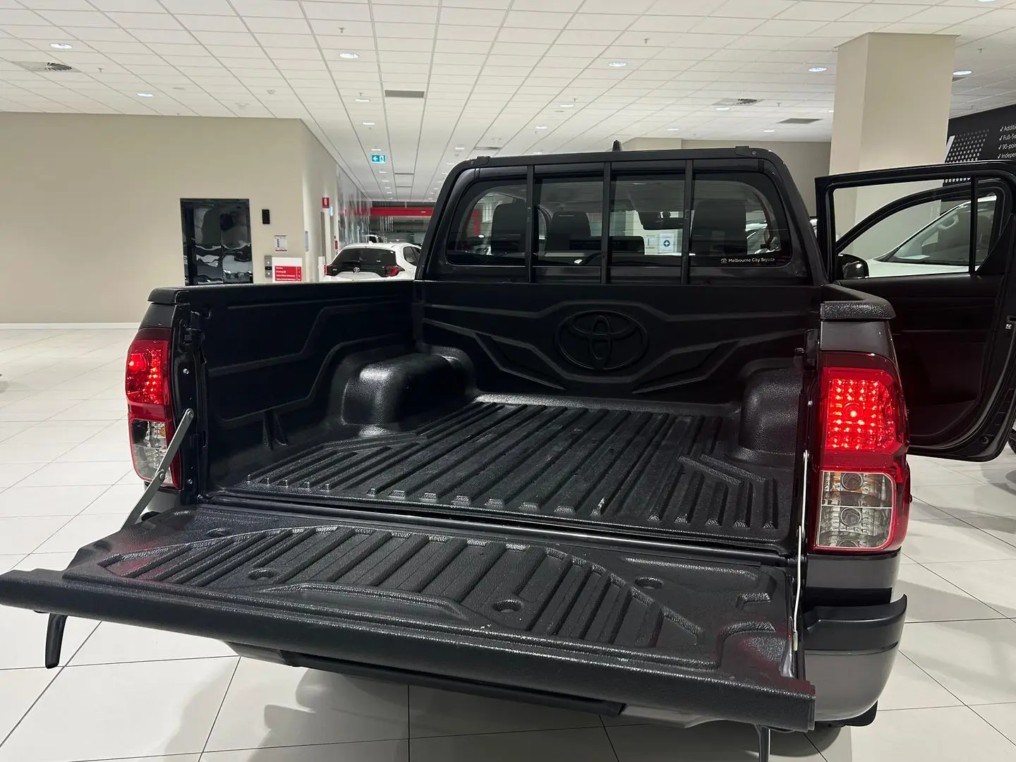 2022 Toyota Hilux Gallery Image 11