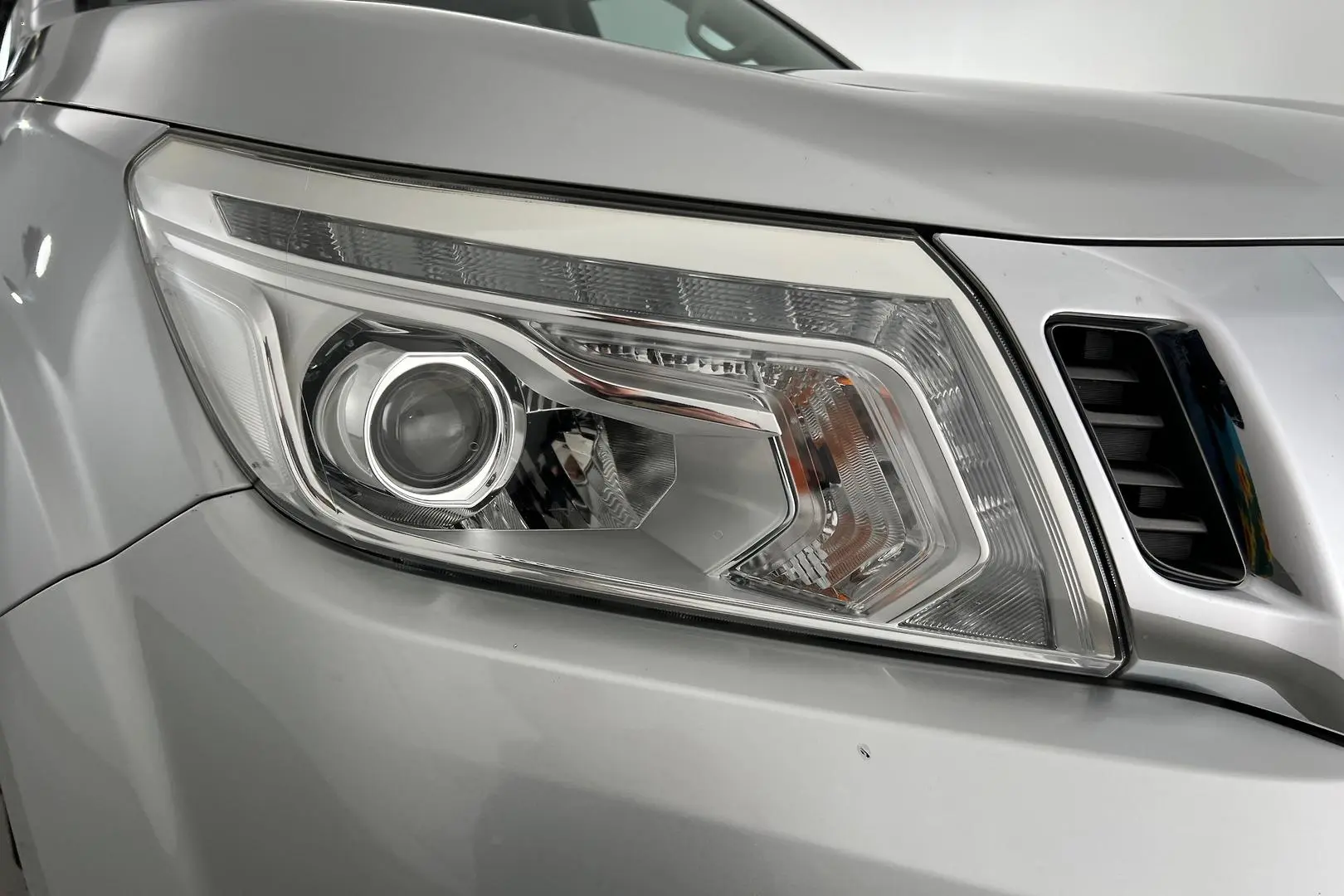 2017 Nissan Navara Gallery Image 2