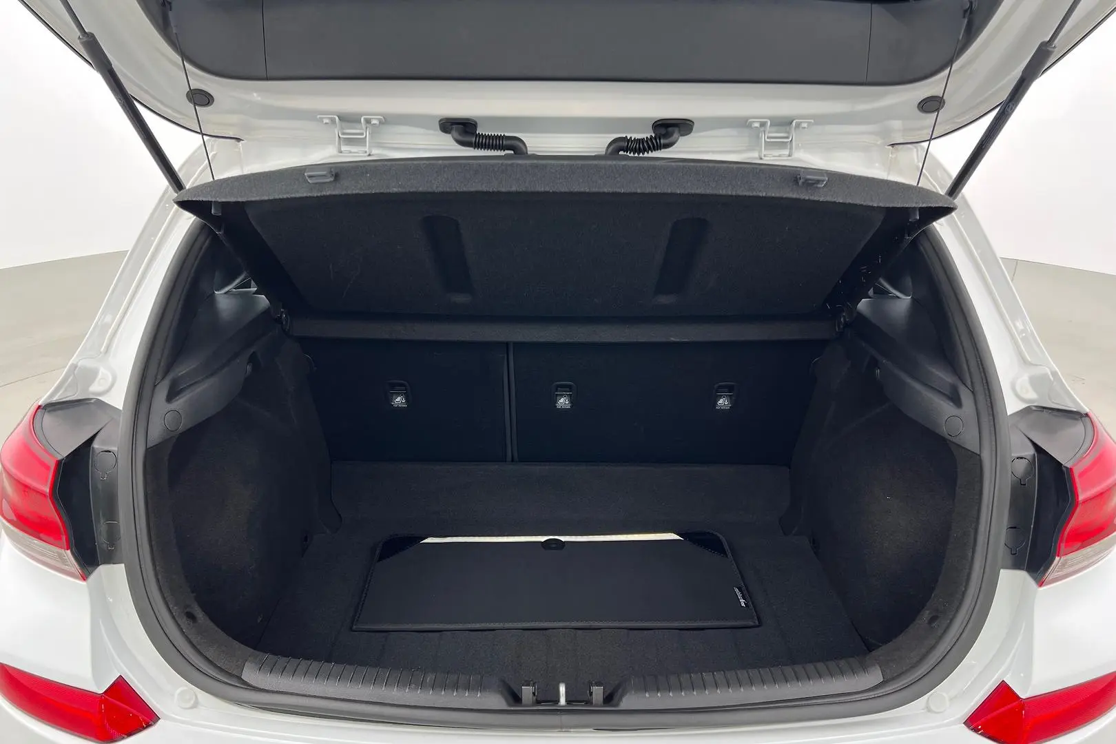 2020 Hyundai i30 Gallery Image 24
