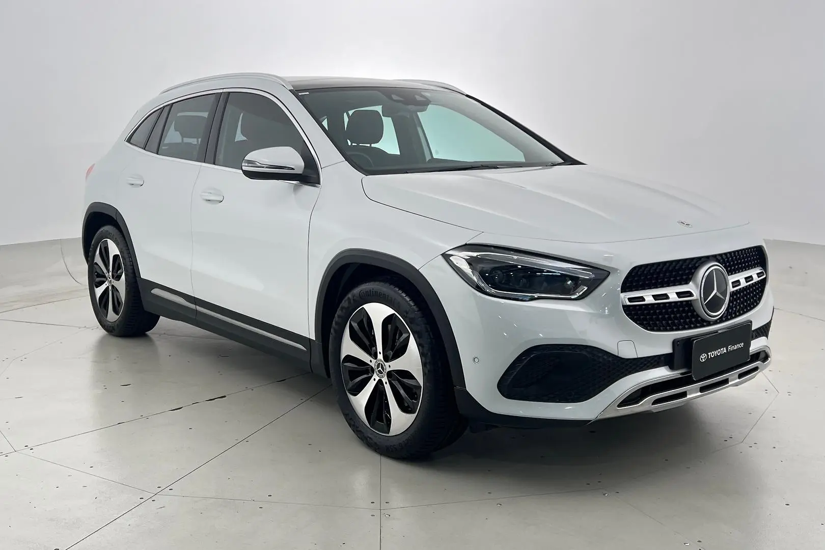 2021 Mercedes-Benz GLA-Class Gallery Image 1