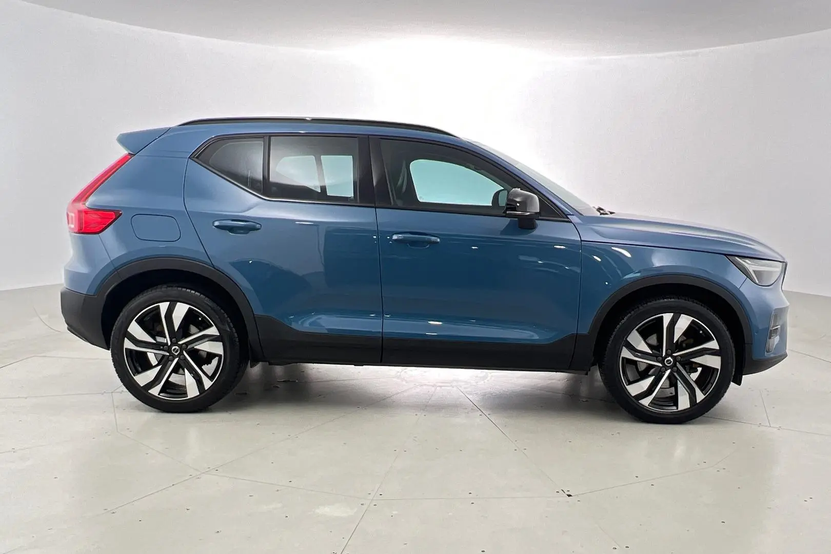 2022 Volvo XC40 Gallery Image 5
