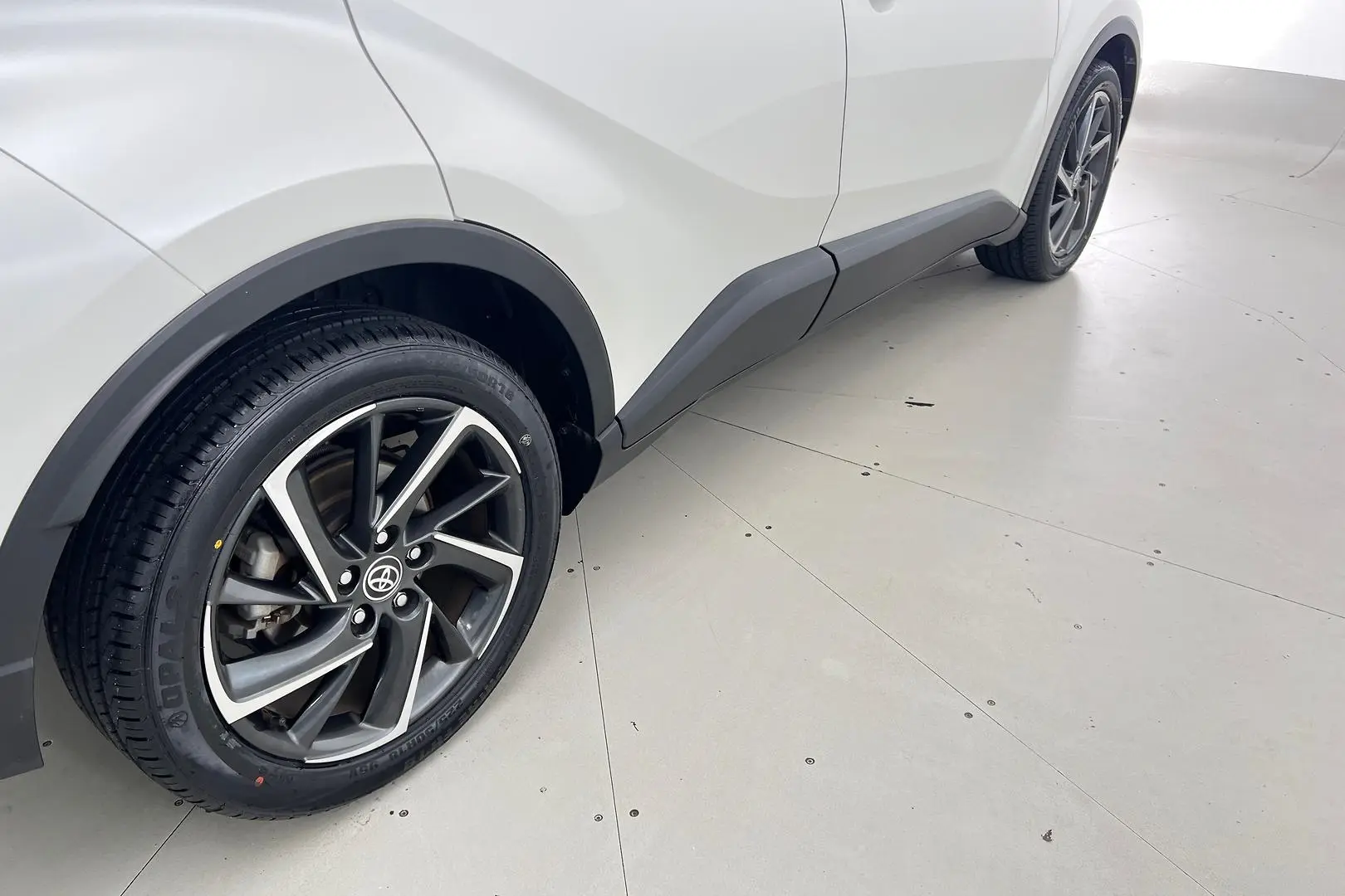 2020 Toyota C-HR Gallery Image 5