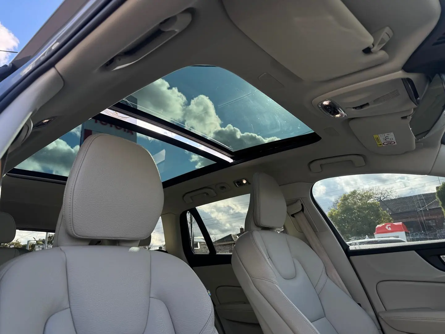 2021 Volvo V60 Cross Country Gallery Image 14