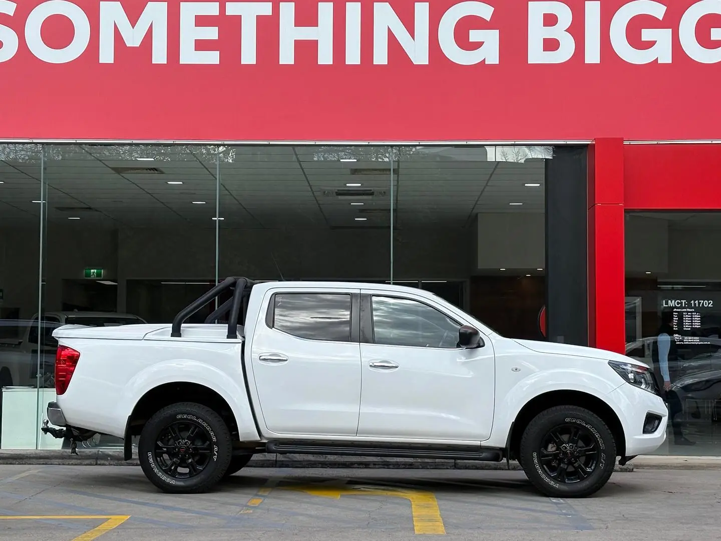 2020 Nissan Navara Gallery Image 2