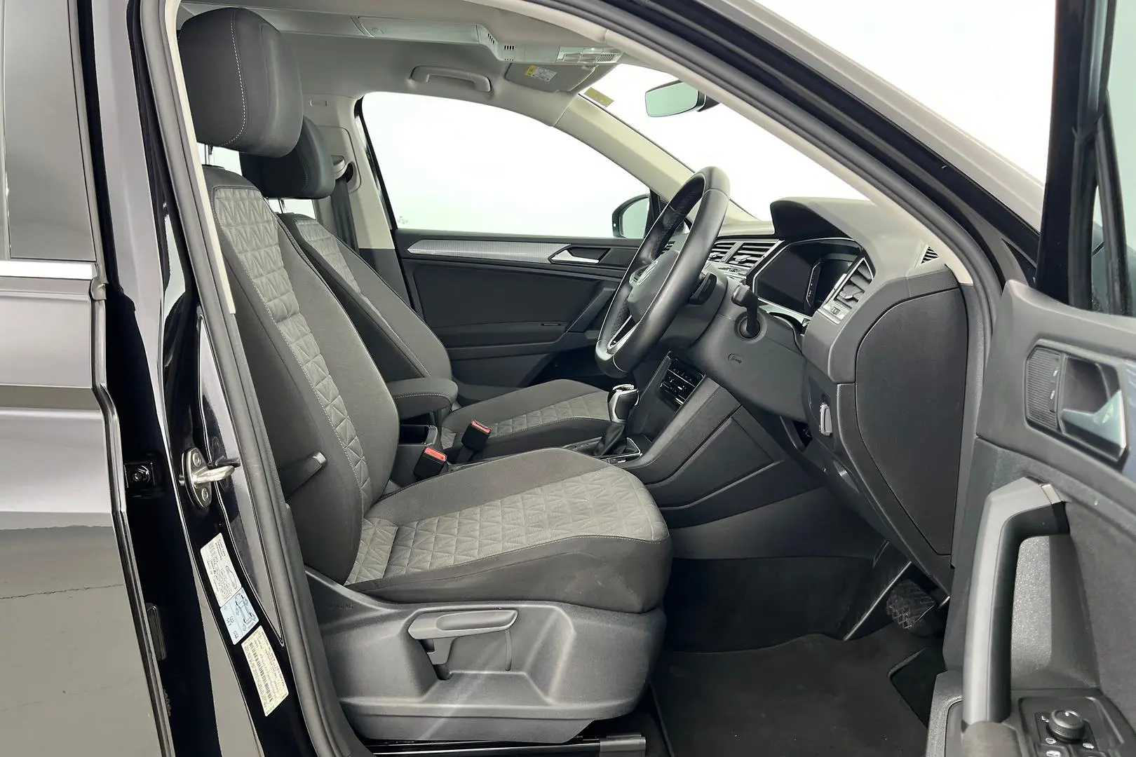 2021 Volkswagen Tiguan Gallery Image 11