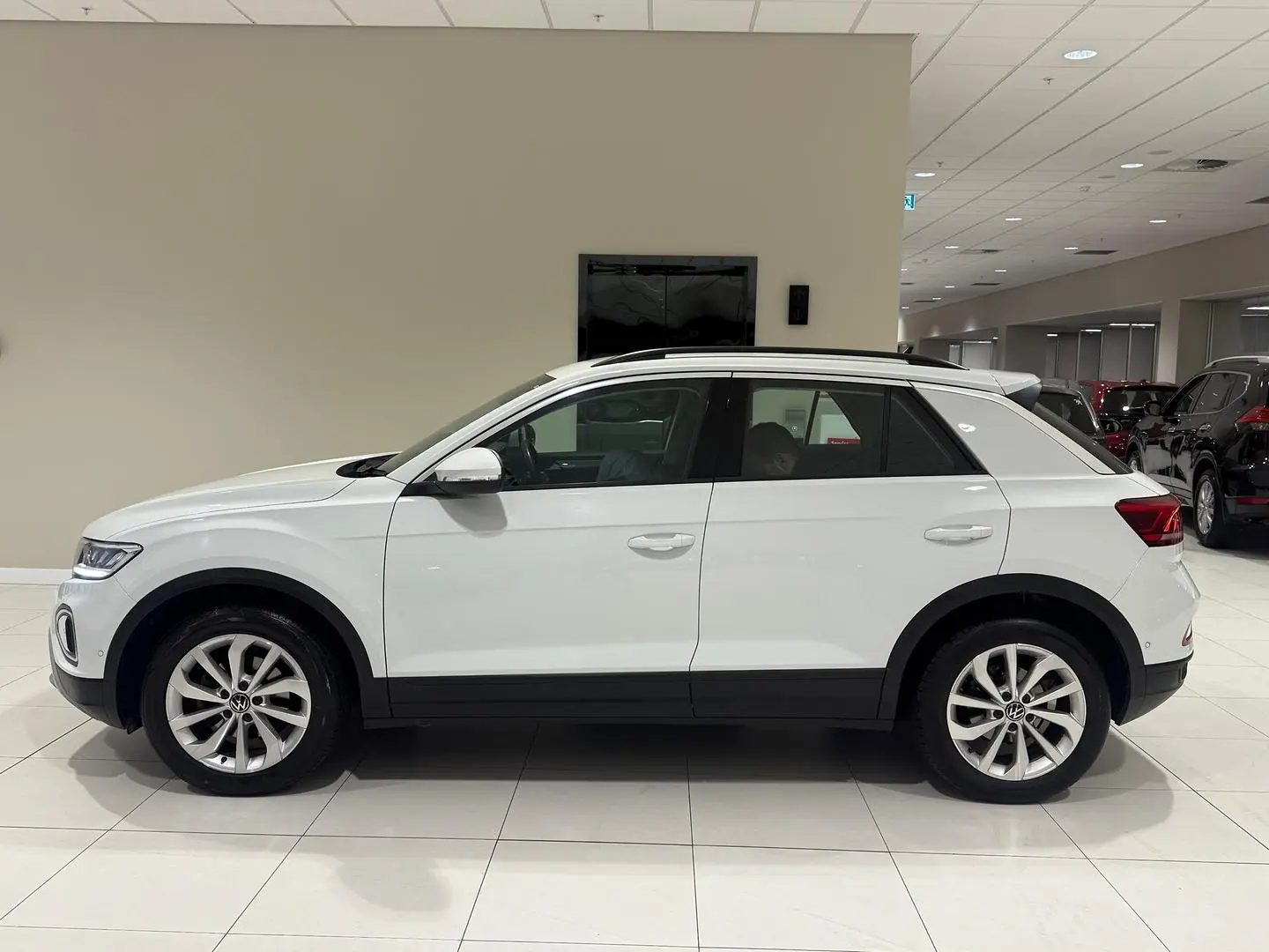 2023 Volkswagen T-Roc Gallery Image 6