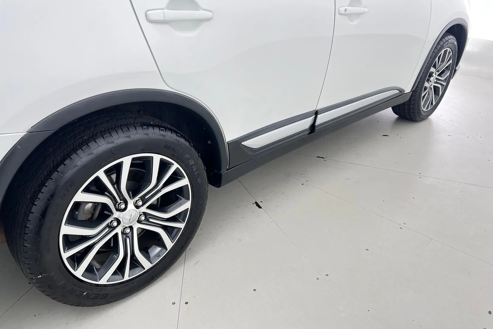 2017 Mitsubishi Outlander Gallery Image 5