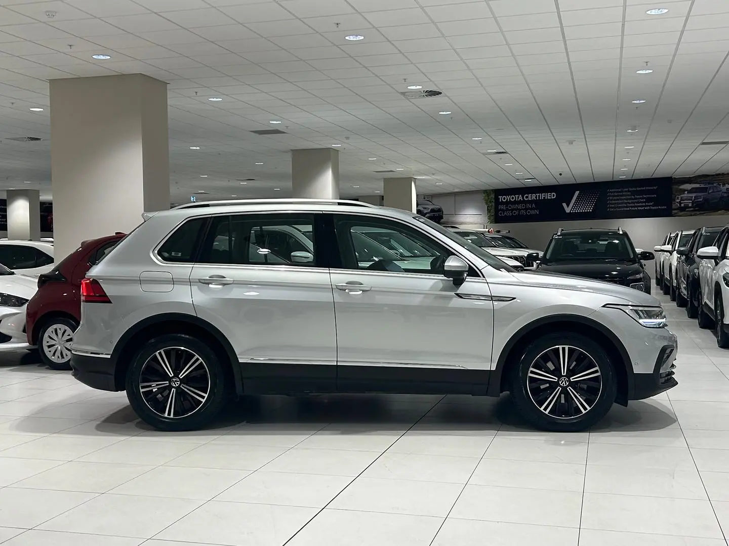 2023 Volkswagen Tiguan Gallery Image 2