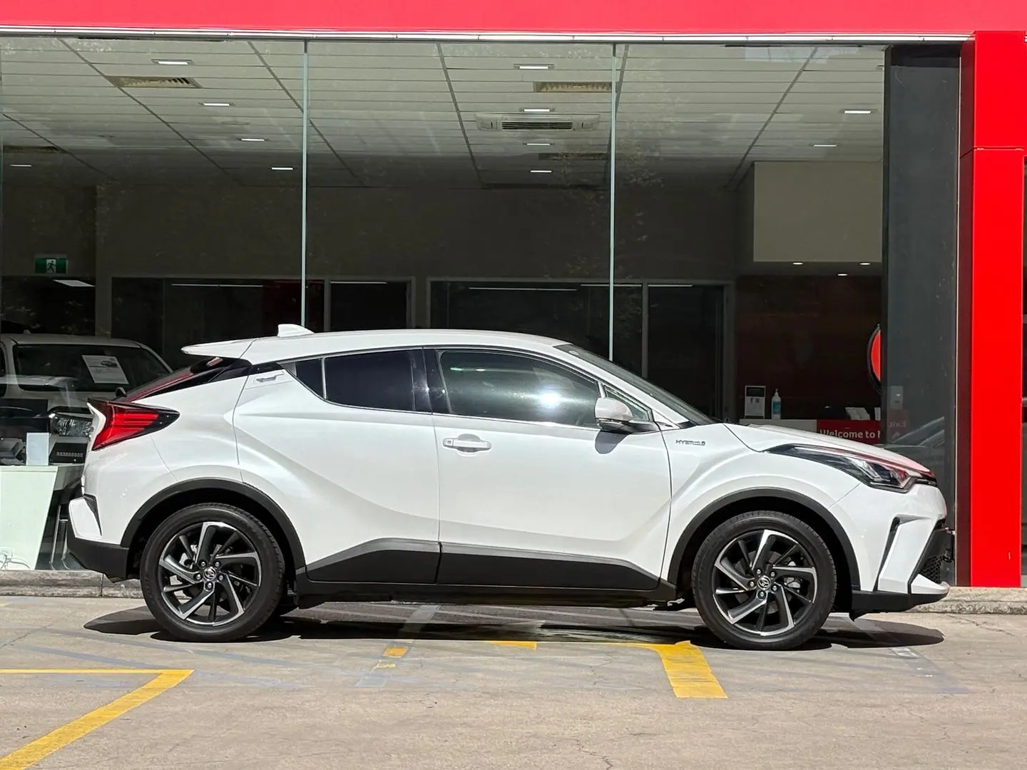 2022 Toyota C-HR Gallery Image 2
