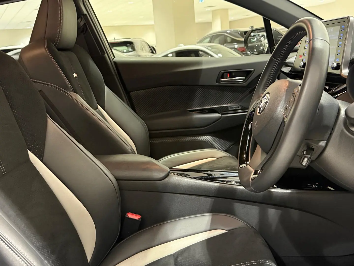 2021 Toyota C-HR Gallery Image 12