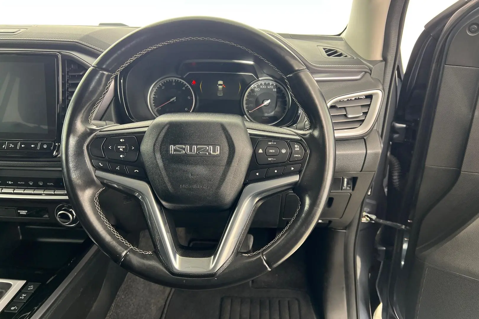 2022 Isuzu D-MAX Gallery Image 16