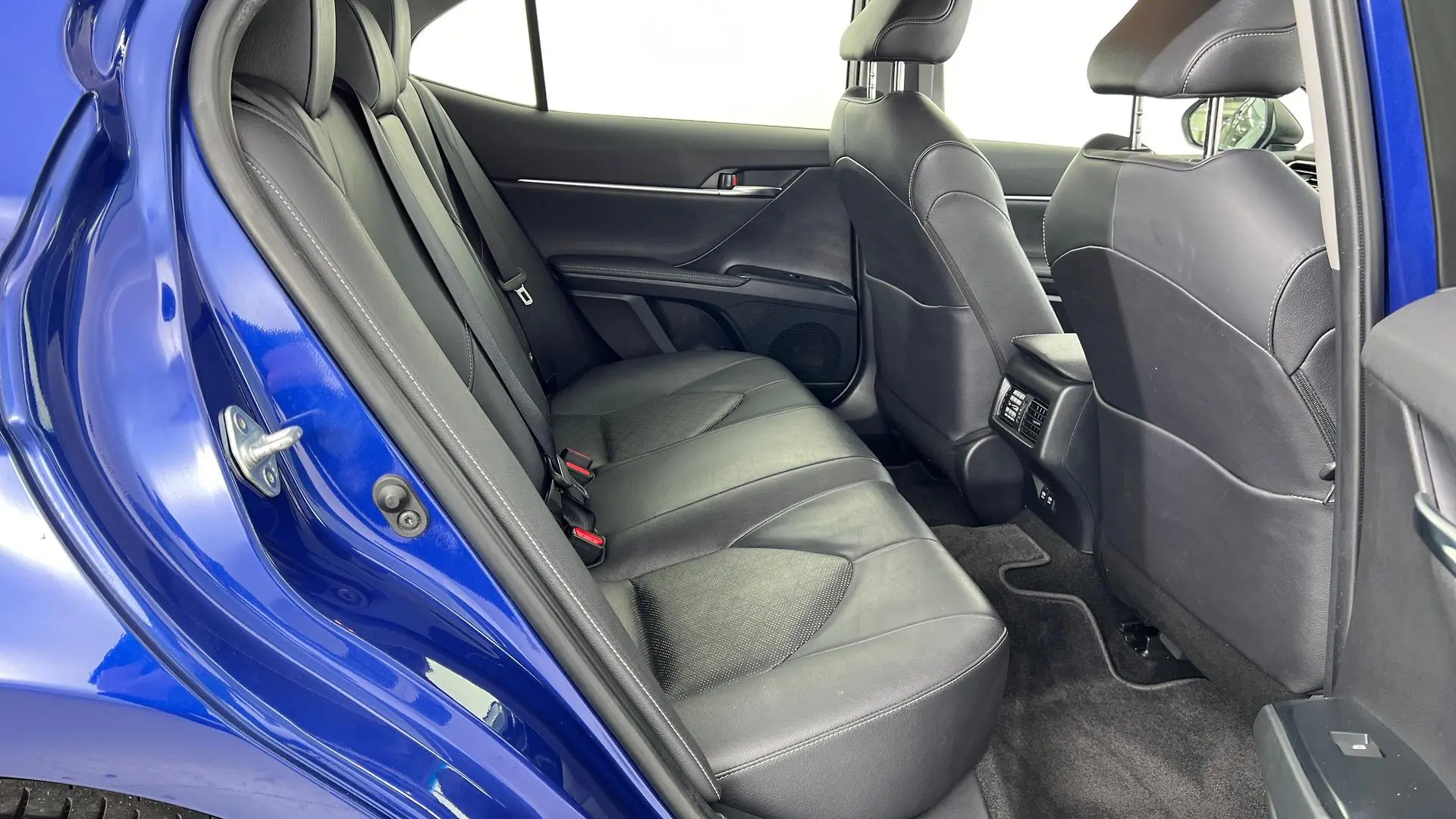 2019 Toyota Camry Gallery Image 17