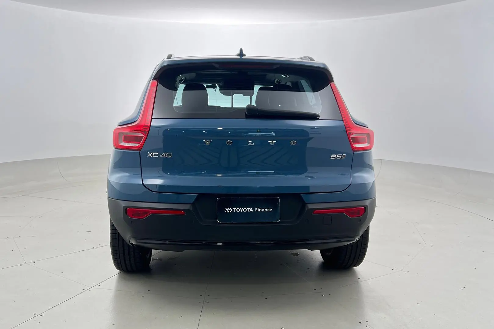 2022 Volvo XC40 Gallery Image 3
