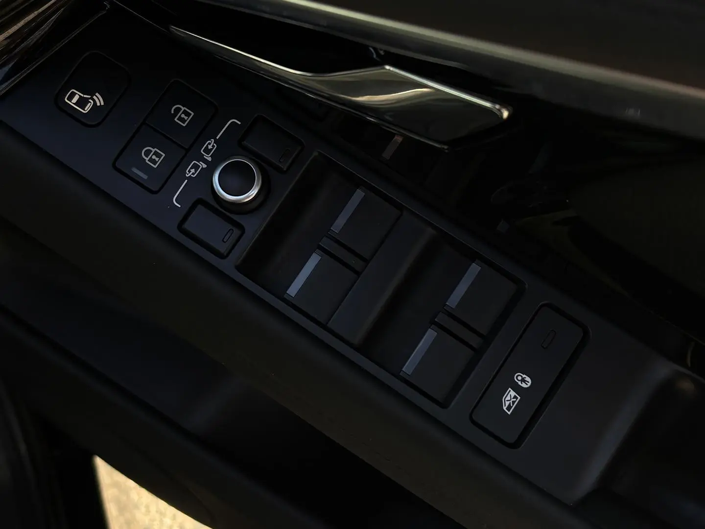 2021 Land Rover Range Rover Evoque Gallery Image 24