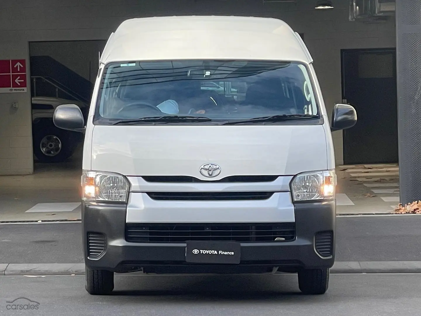 2015 Toyota Hiace Image 2