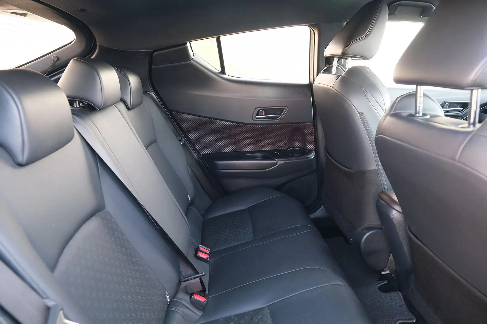 2018 Toyota C-HR Gallery Image 11