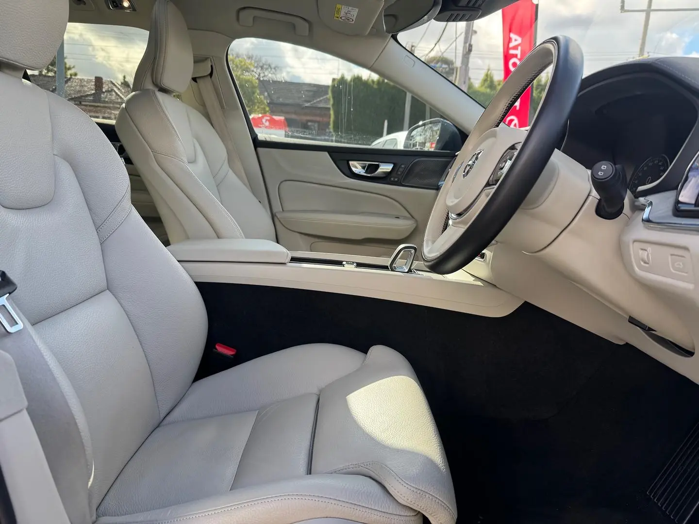 2021 Volvo V60 Cross Country Gallery Image 12