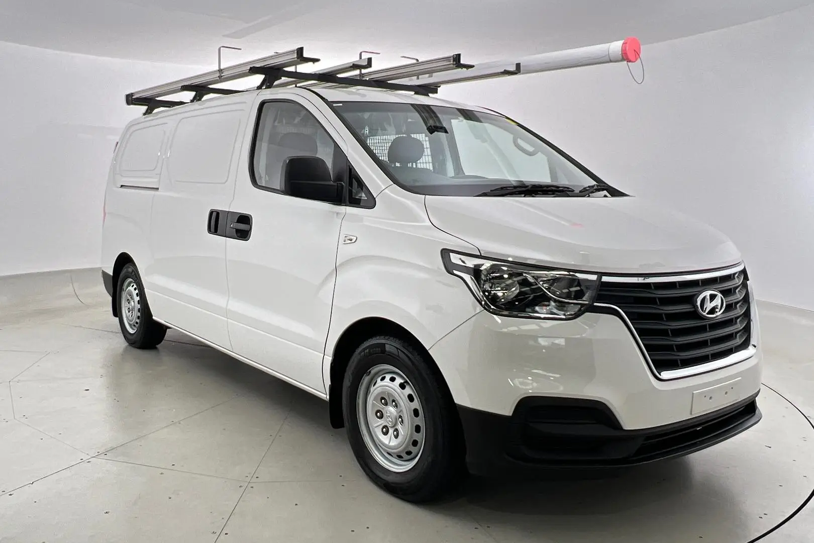2018 Hyundai iLoad Gallery Image 1