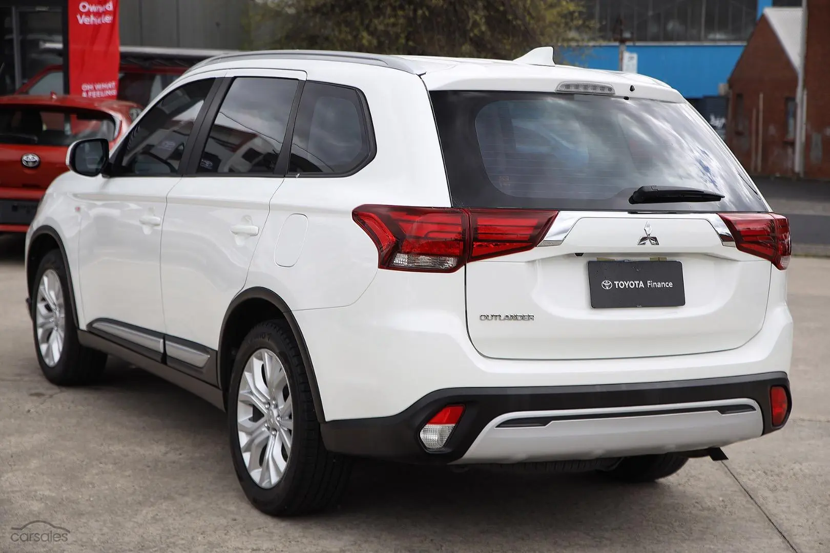 2020 Mitsubishi Outlander Image 2