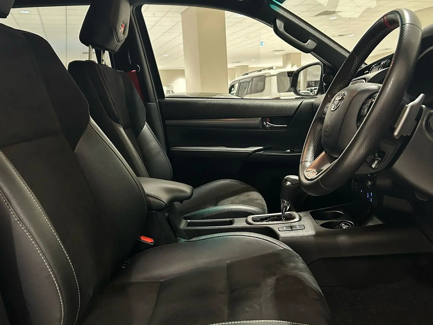 2024 Toyota Hilux Gallery Image 11