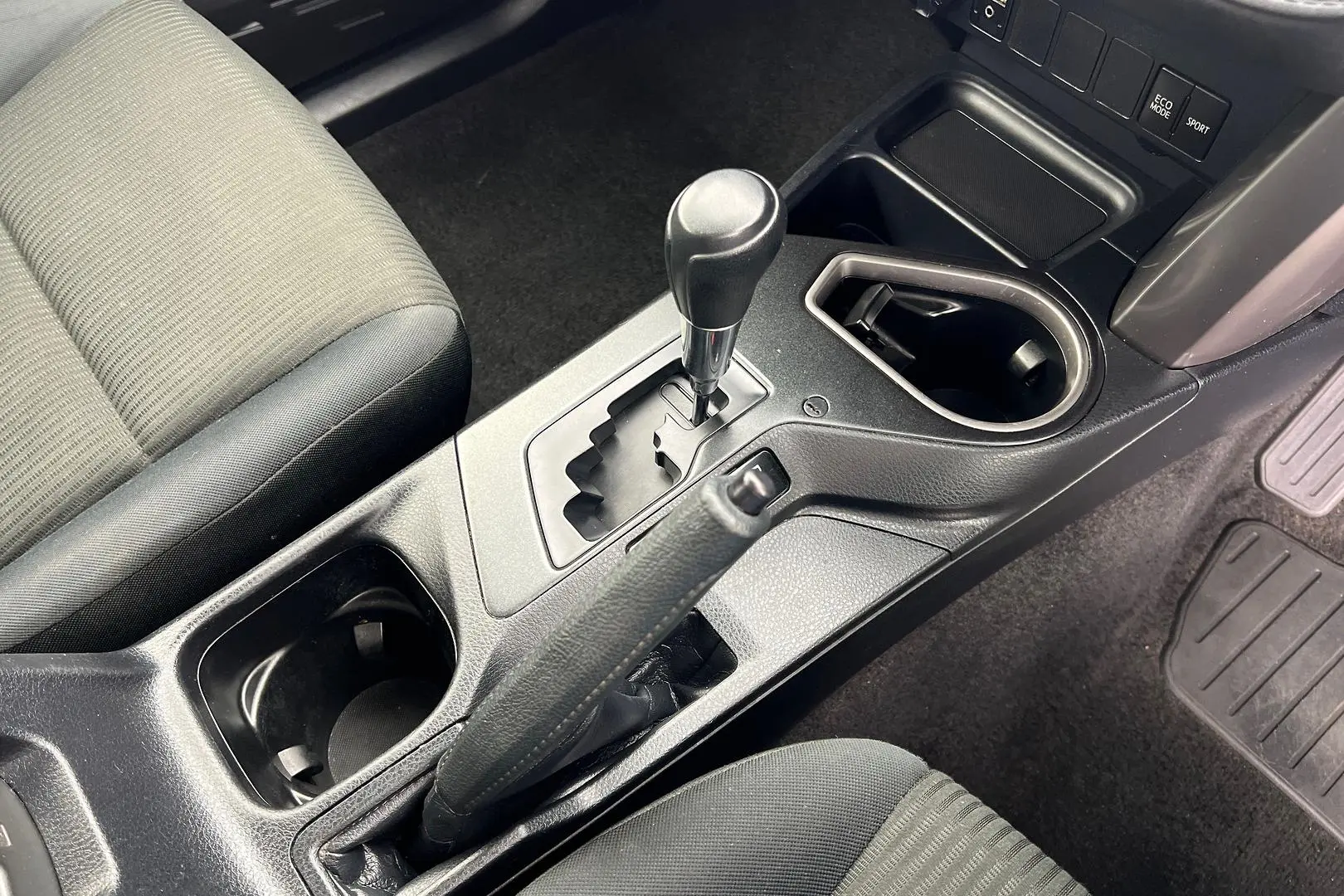 2017 Toyota RAV4 Gallery Image 13