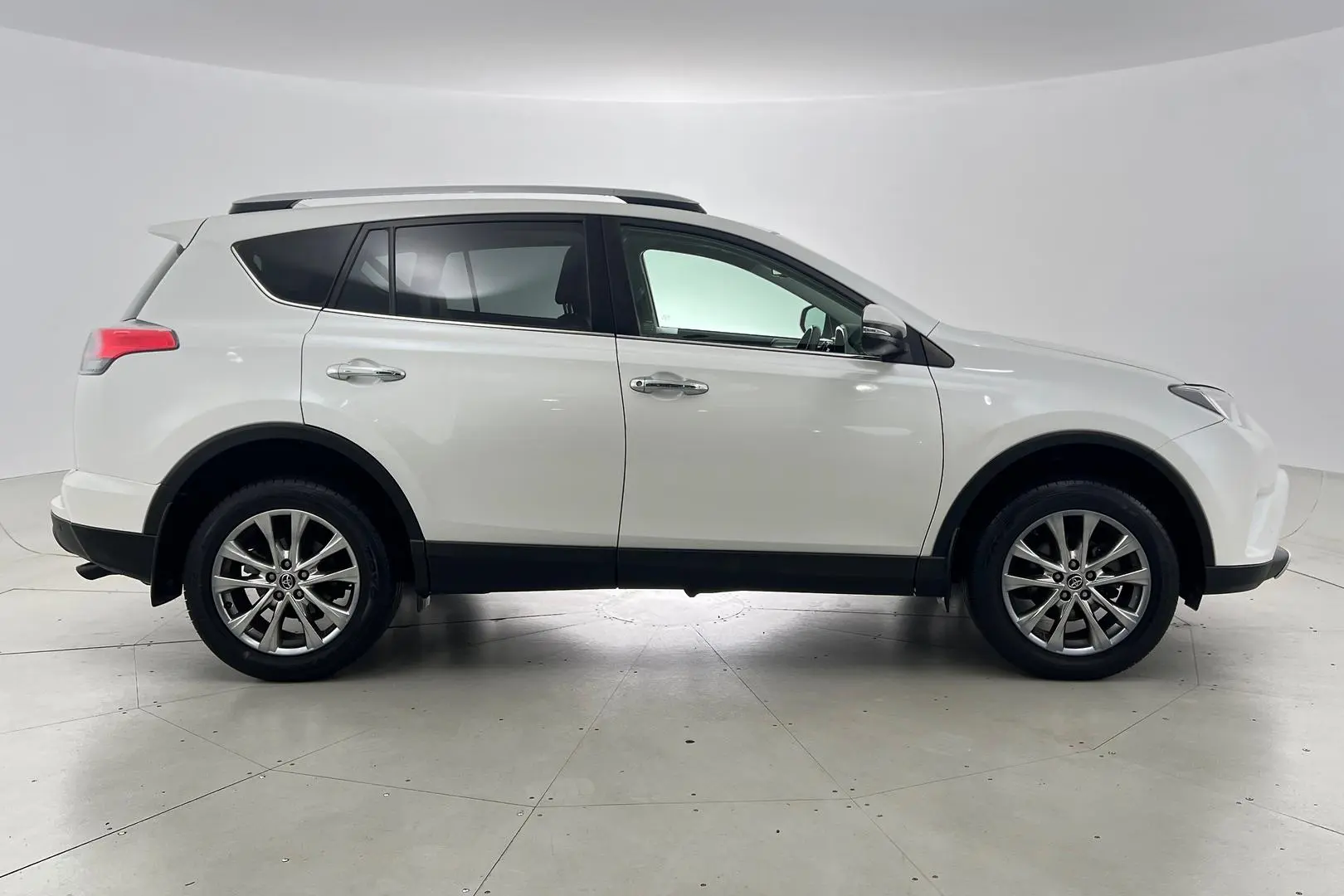 2016 Toyota RAV4 Gallery Image 3