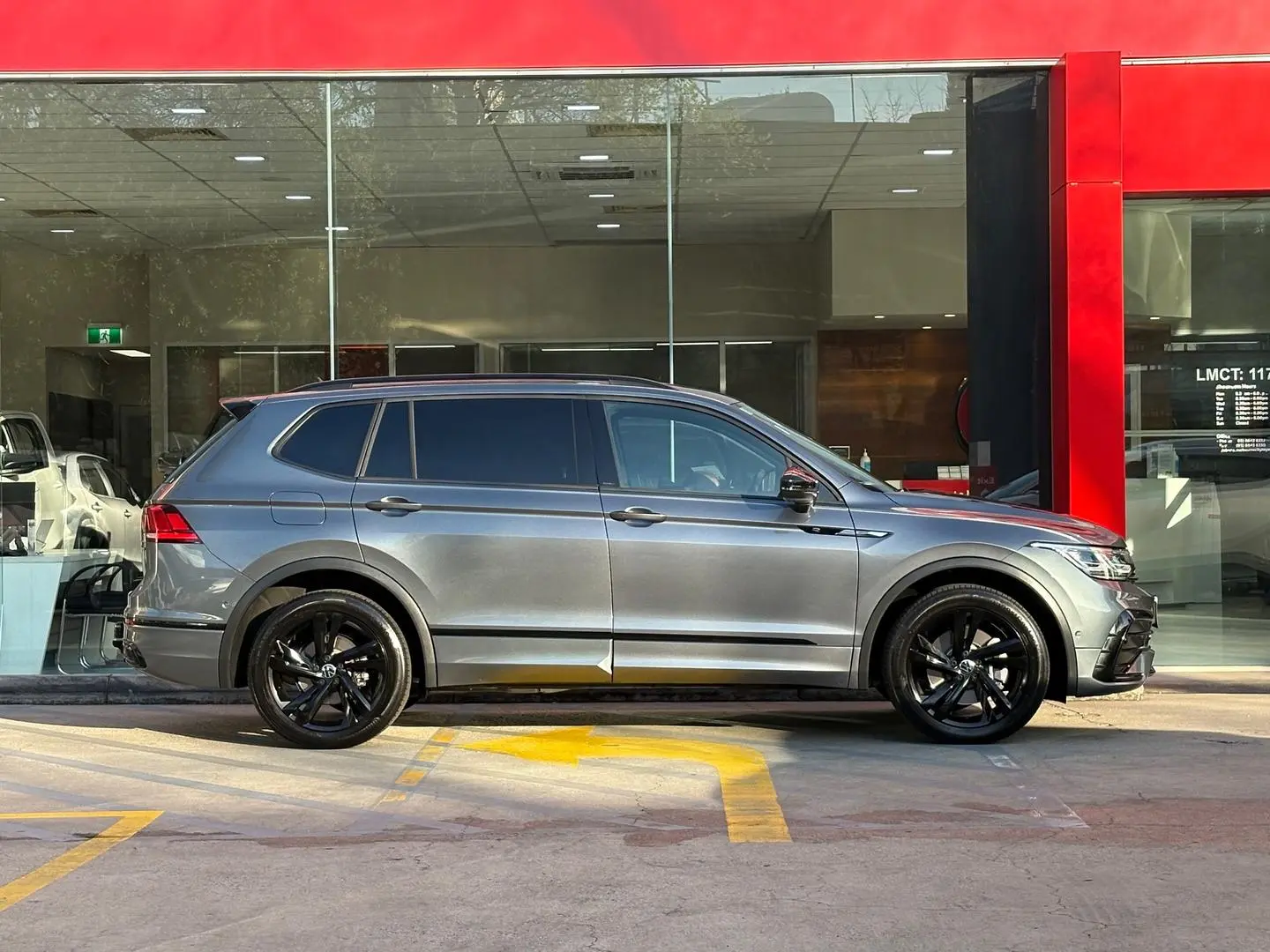 2023 Volkswagen Tiguan Gallery Image 2