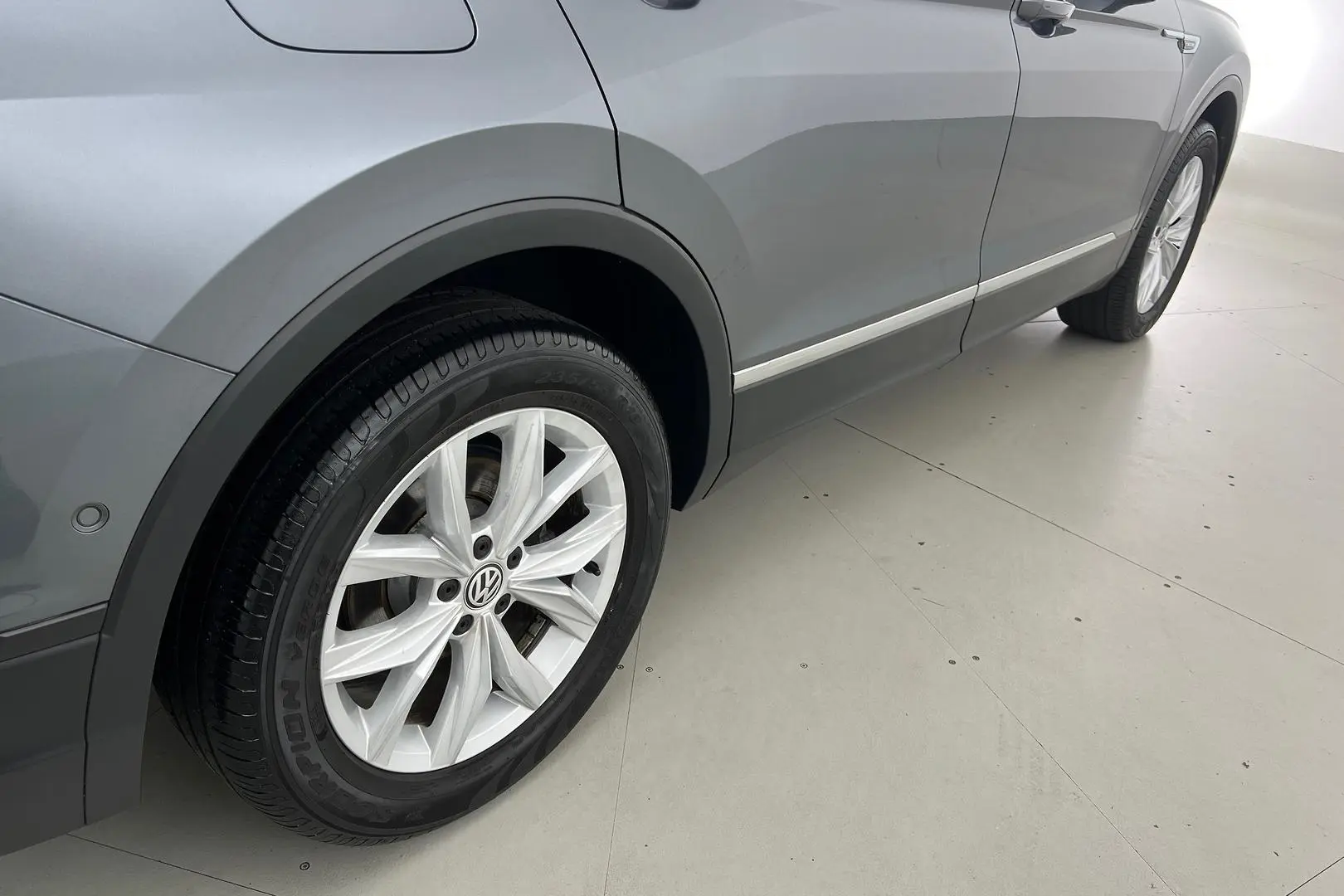 2021 Volkswagen Tiguan Gallery Image 5