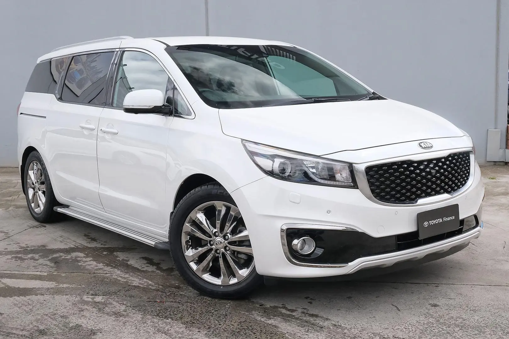 2017 Kia Carnival Gallery Image 1