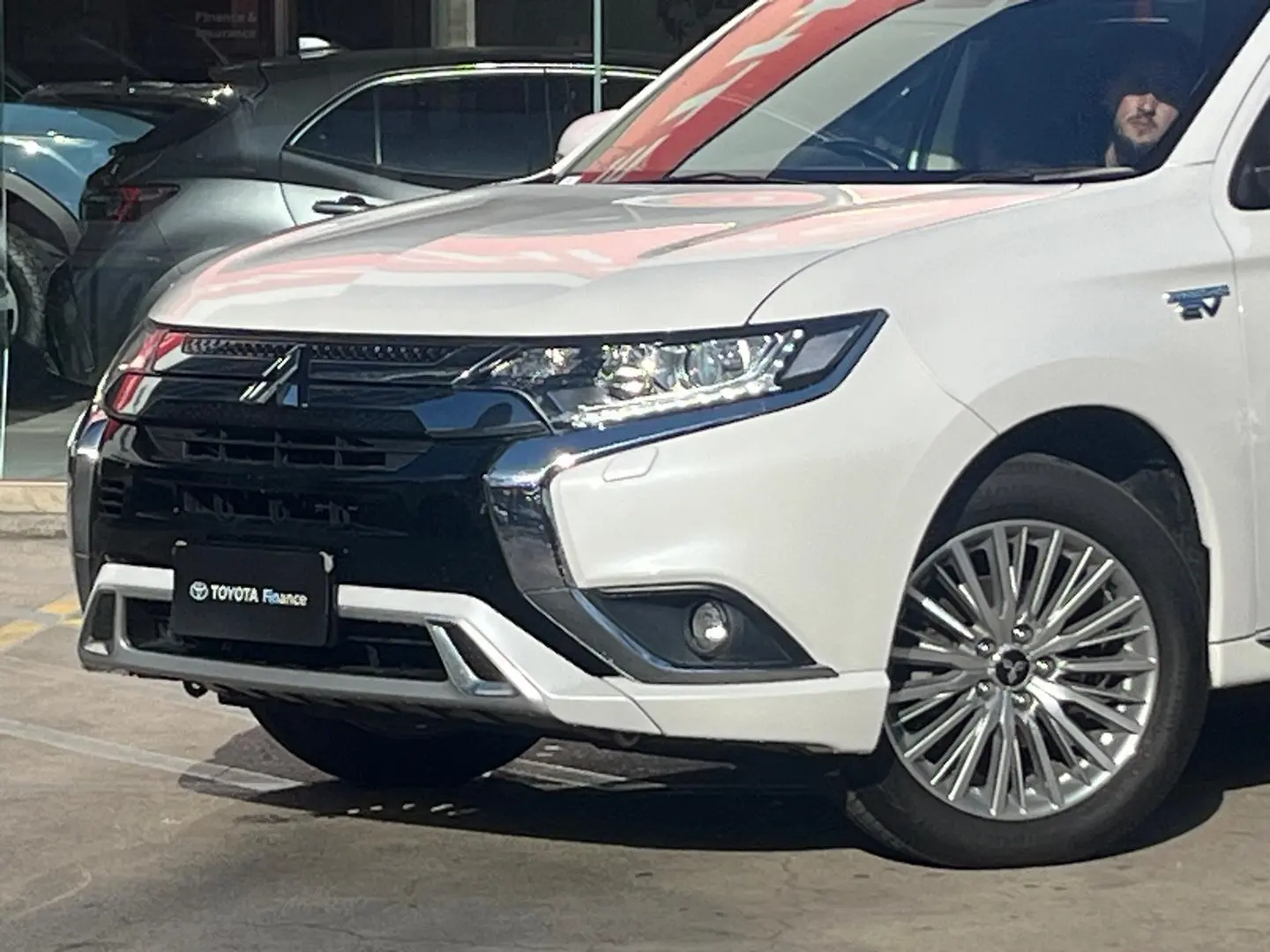 2018 Mitsubishi Outlander Gallery Image 9