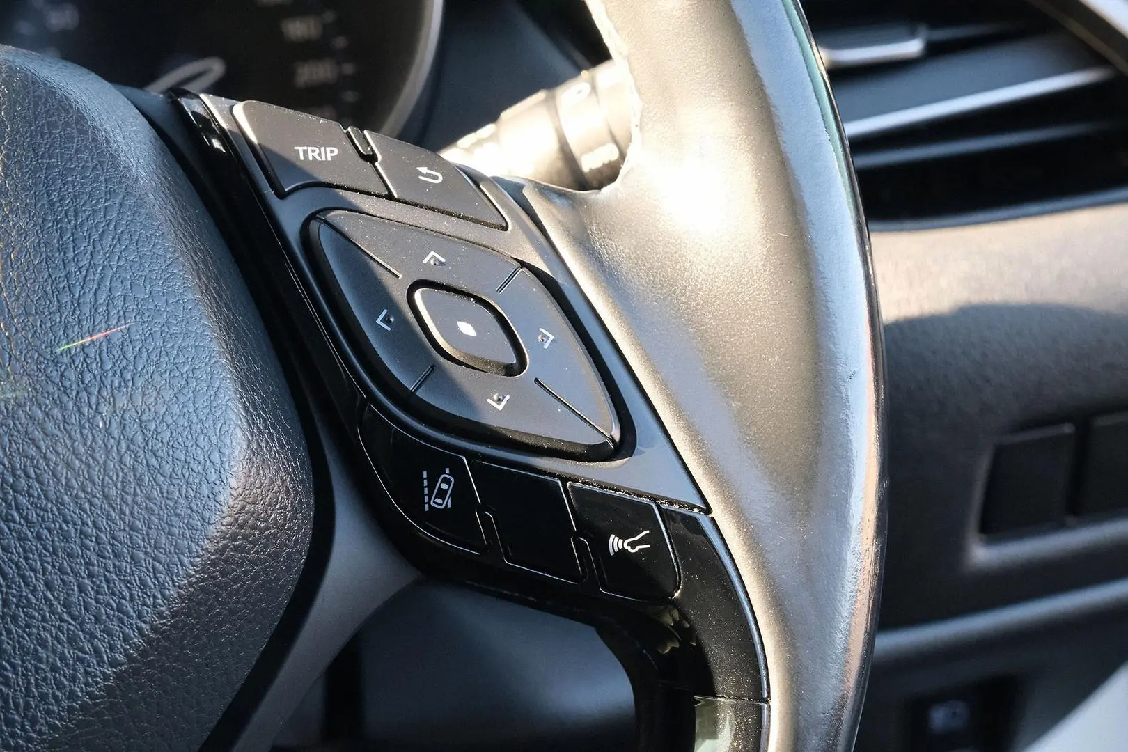 2018 Toyota C-HR Gallery Image 14
