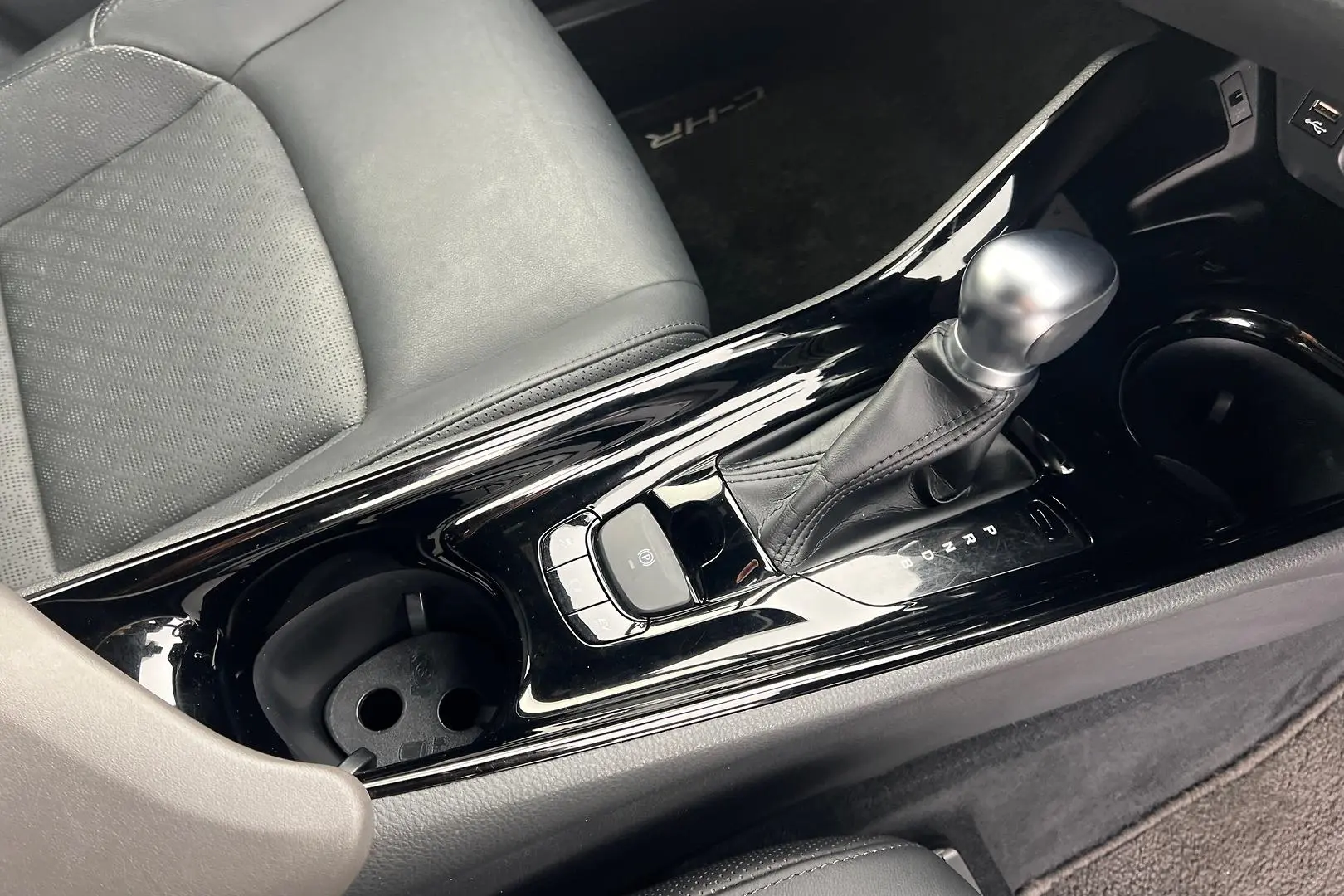2022 Toyota C-HR Gallery Image 12