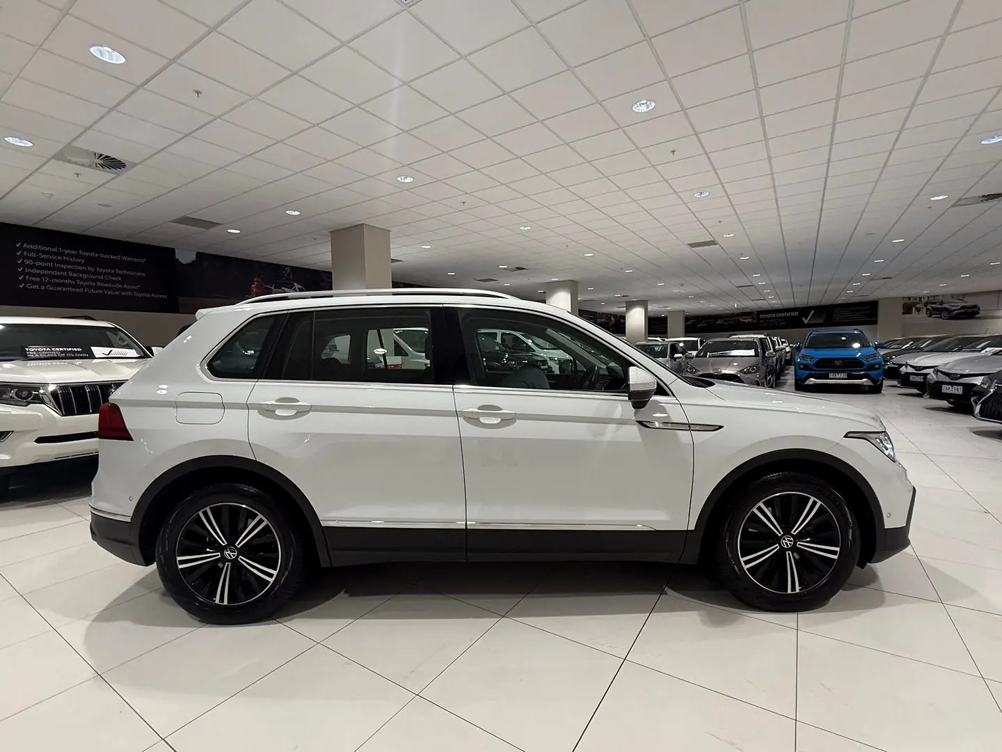 2022 Volkswagen Tiguan Gallery Image 2