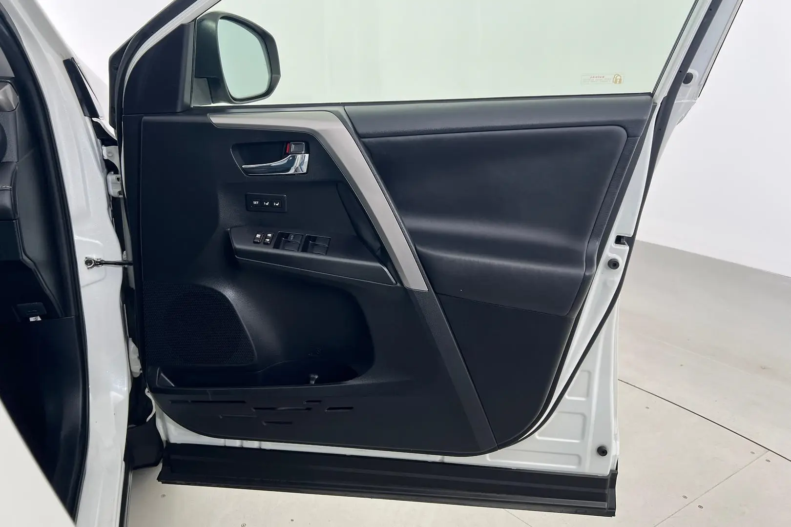 2016 Toyota RAV4 Gallery Image 11