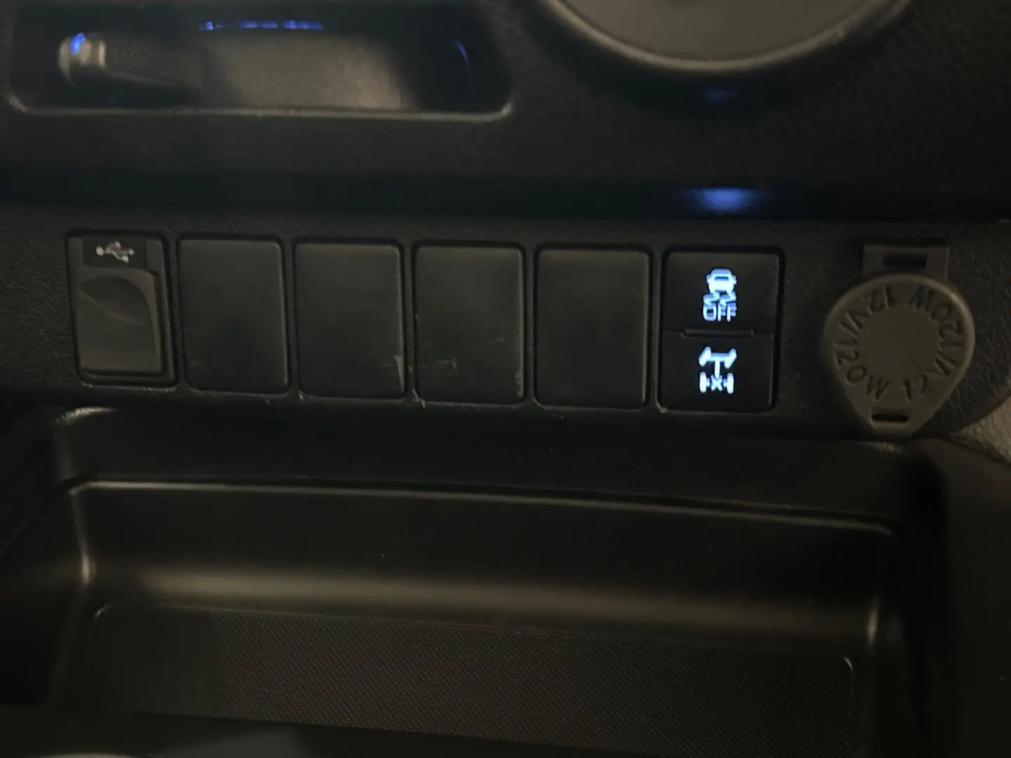 2020 Toyota Hilux Gallery Image 25
