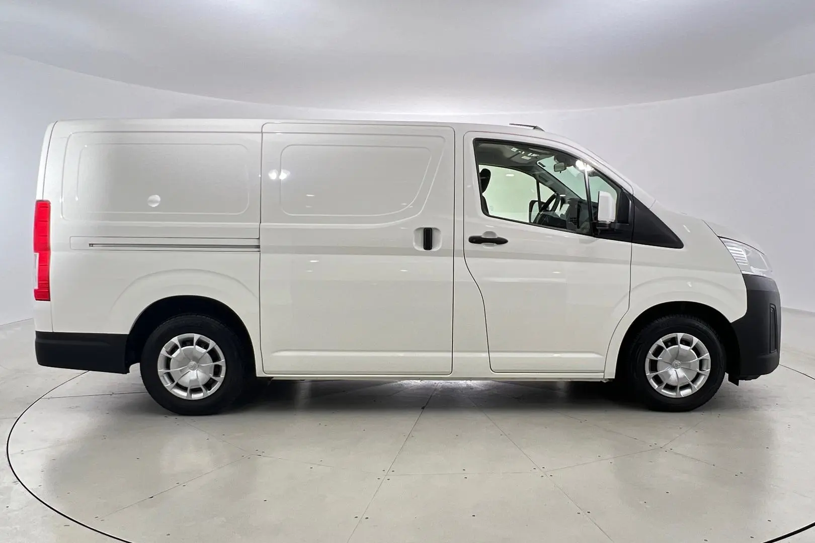 2022 Toyota Hiace Gallery Image 5